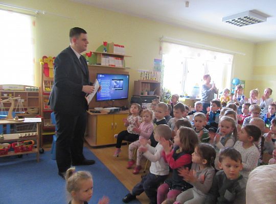 Spotkanie z kolejarzem-absolwent naszego przedszkola