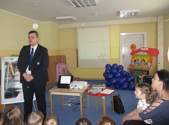 Spotkanie z kolejarzem-absolwent naszego przedszkola