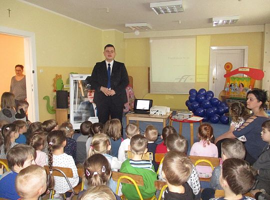 Spotkanie z kolejarzem-absolwent naszego przedszkola