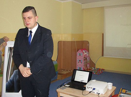 Spotkanie z kolejarzem-absolwent naszego przedszkola