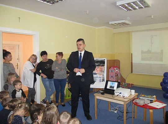 Spotkanie z kolejarzem-absolwent naszego przedszkola