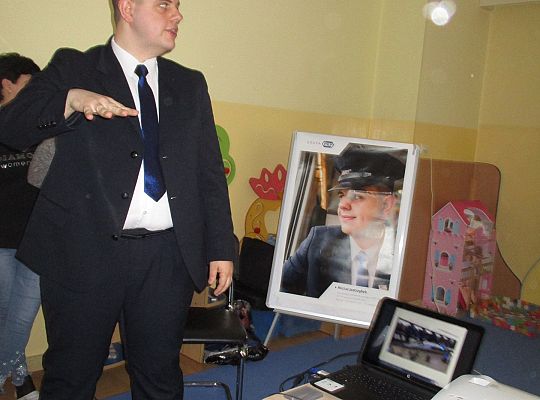 Spotkanie z kolejarzem-absolwent naszego przedszkola
