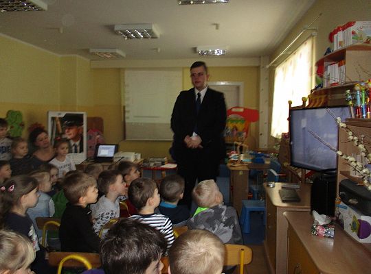 Spotkanie z kolejarzem-absolwent naszego przedszkola