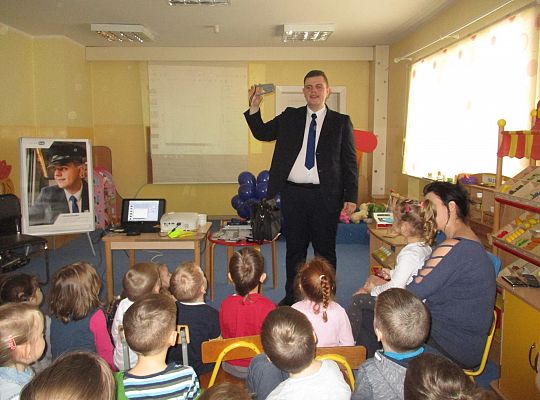 Spotkanie z kolejarzem-absolwent naszego przedszkola