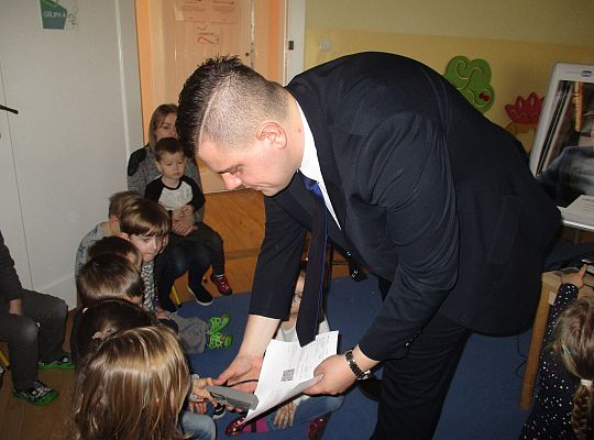 Spotkanie z kolejarzem-absolwent naszego przedszkola