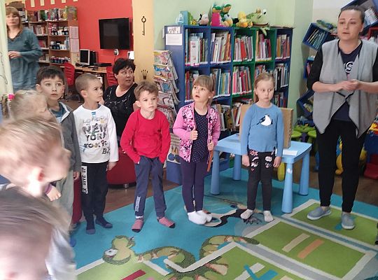 W bibliotece-zabawy paluszkowe o "Panach palcach"