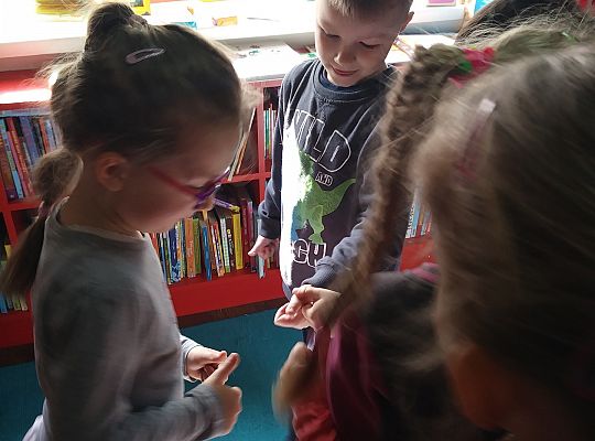 W bibliotece-zabawy paluszkowe o "Panach palcach"