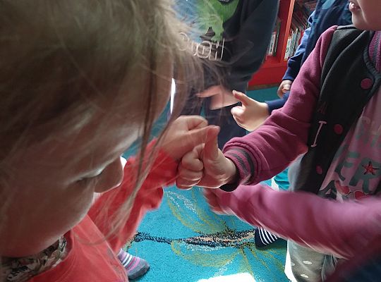 W bibliotece-zabawy paluszkowe o "Panach palcach"