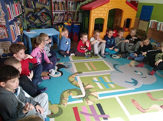 W bibliotece-zabawy paluszkowe o "Panach palcach"