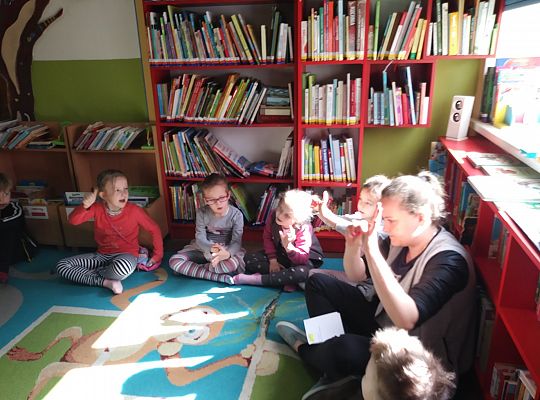 W bibliotece-zabawy paluszkowe o "Panach palcach"