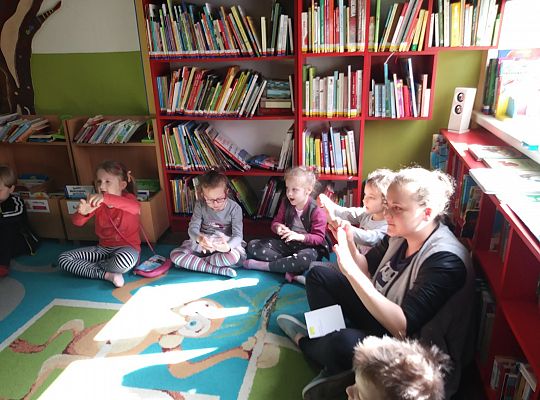 W bibliotece-zabawy paluszkowe o "Panach palcach"