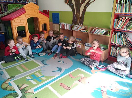 W bibliotece-zabawy paluszkowe o "Panach palcach"