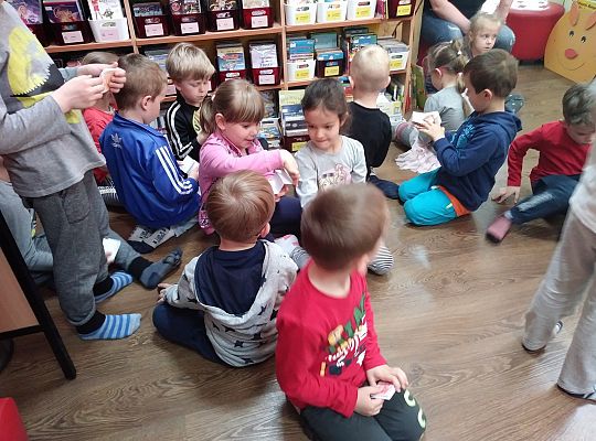 W bibliotece-zabawy paluszkowe o "Panach palcach"