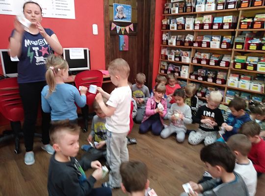 W bibliotece-zabawy paluszkowe o "Panach palcach"