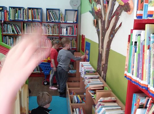 W bibliotece-zabawy paluszkowe o "Panach palcach"