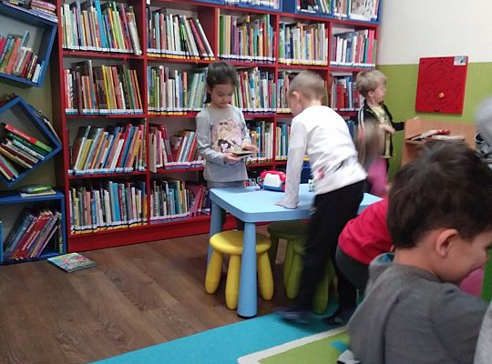 W bibliotece-zabawy paluszkowe o "Panach palcach"