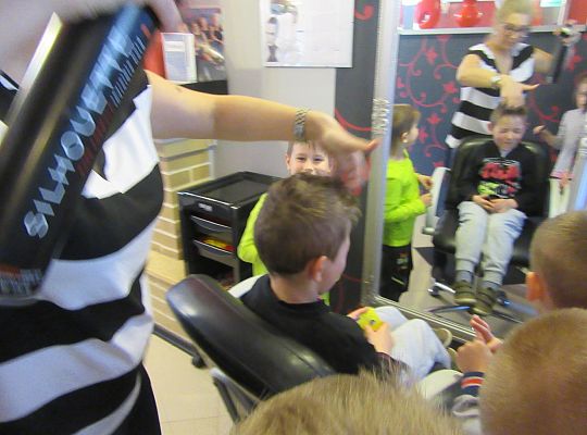 Fryzury,masaże i inne przyjemności-wizyta w zakładzie fryzjerskim