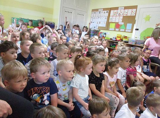 Teatrzyk w przedszkolu "Dziwne hece w bibliotece"