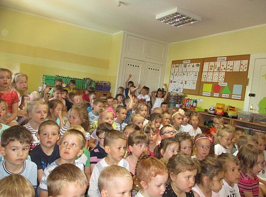 Teatrzyk w przedszkolu "Dziwne hece w bibliotece"