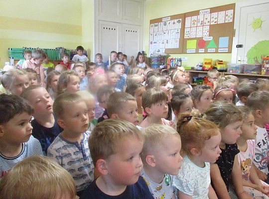 Teatrzyk w przedszkolu "Dziwne hece w bibliotece"