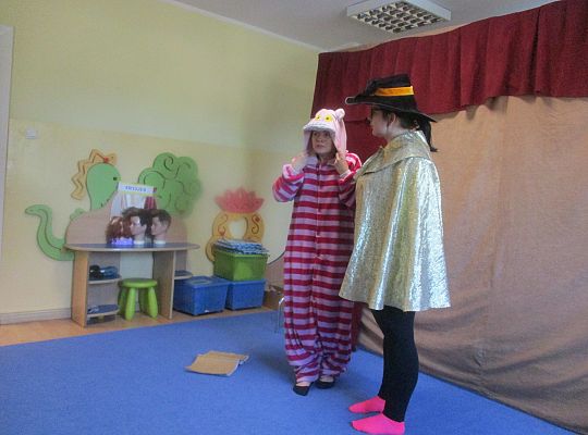 Teatrzyk w przedszkolu "Dziwne hece w bibliotece"