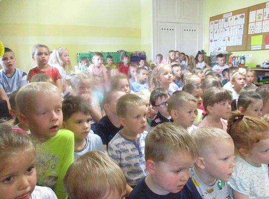 Teatrzyk w przedszkolu "Dziwne hece w bibliotece"