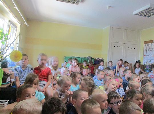 Teatrzyk w przedszkolu "Dziwne hece w bibliotece"