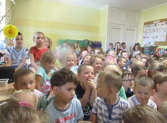 Teatrzyk w przedszkolu "Dziwne hece w bibliotece"