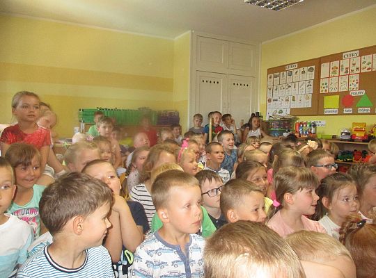 Teatrzyk w przedszkolu "Dziwne hece w bibliotece"