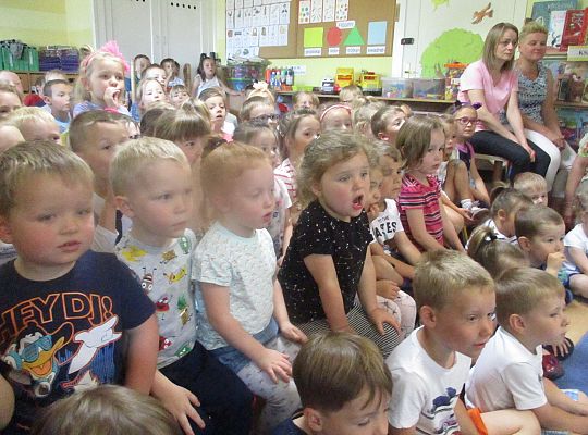 Teatrzyk w przedszkolu "Dziwne hece w bibliotece"