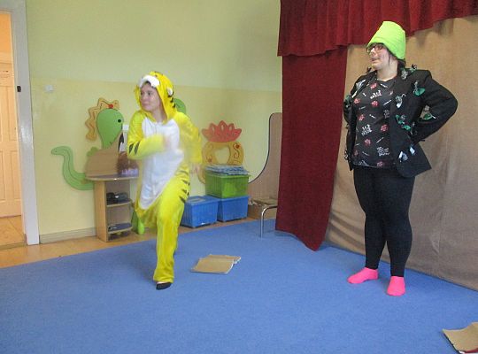 Teatrzyk w przedszkolu "Dziwne hece w bibliotece"