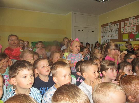 Teatrzyk w przedszkolu "Dziwne hece w bibliotece"