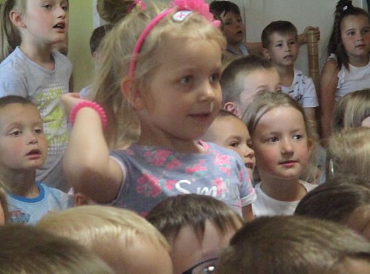 Teatrzyk w przedszkolu "Dziwne hece w bibliotece"