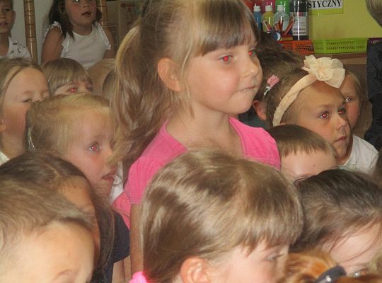 Teatrzyk w przedszkolu "Dziwne hece w bibliotece"