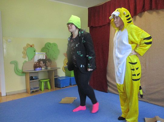 Teatrzyk w przedszkolu "Dziwne hece w bibliotece"