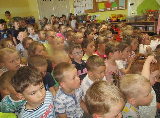 Teatrzyk w przedszkolu "Dziwne hece w bibliotece"
