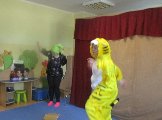 Teatrzyk w przedszkolu "Dziwne hece w bibliotece"