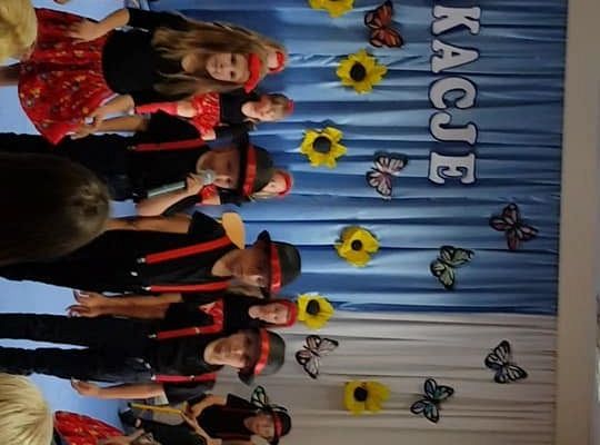 Zakończenie roku gr III-taniec dziewczyn i chłopców