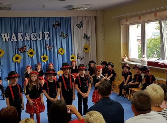 Zakończenie roku gr III-taniec dziewczyn i chłopców