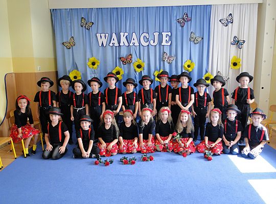 Zakończenie roku gr III-taniec dziewczyn i chłopców