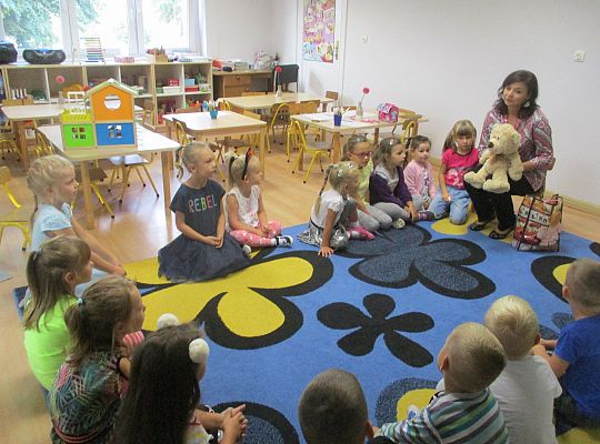 Pani Dyrektor wita nas w nowym roku szkolnym,my również "Witamy" Panią Dyrektor-gr III