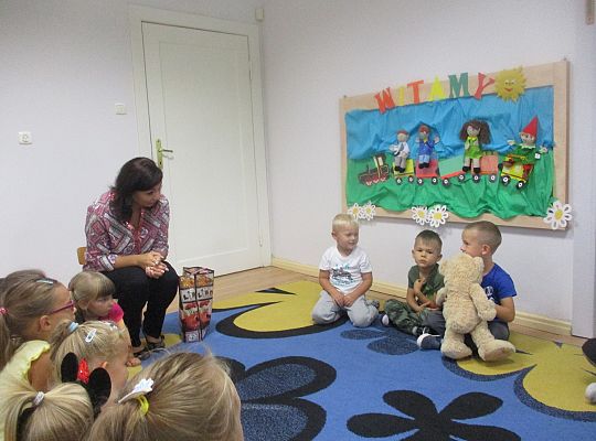 Pani Dyrektor wita nas w nowym roku szkolnym,my również "Witamy" Panią Dyrektor-gr III