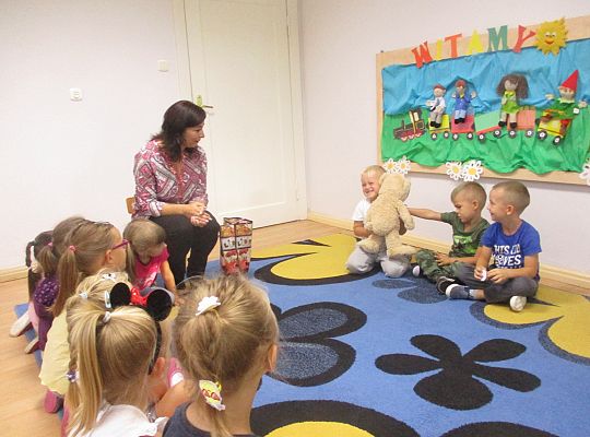 Pani Dyrektor wita nas w nowym roku szkolnym,my również "Witamy" Panią Dyrektor-gr III