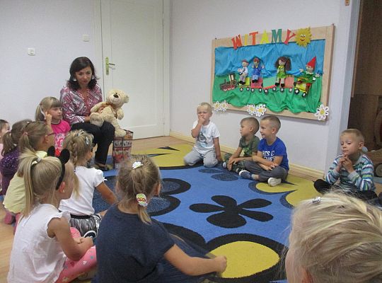 Pani Dyrektor wita nas w nowym roku szkolnym,my również "Witamy" Panią Dyrektor-gr III