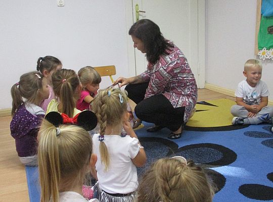 Pani Dyrektor wita nas w nowym roku szkolnym,my również "Witamy" Panią Dyrektor-gr III