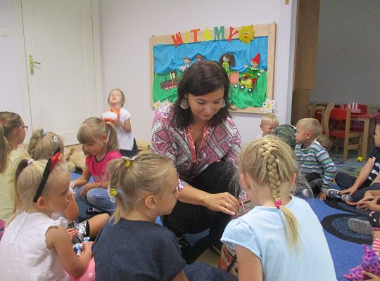 Pani Dyrektor wita nas w nowym roku szkolnym,my również "Witamy" Panią Dyrektor-gr III