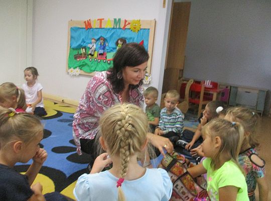 Pani Dyrektor wita nas w nowym roku szkolnym,my również "Witamy" Panią Dyrektor-gr III