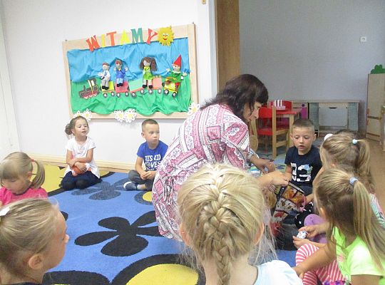 Pani Dyrektor wita nas w nowym roku szkolnym,my również "Witamy" Panią Dyrektor-gr III