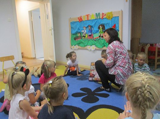 Pani Dyrektor wita nas w nowym roku szkolnym,my również "Witamy" Panią Dyrektor-gr III