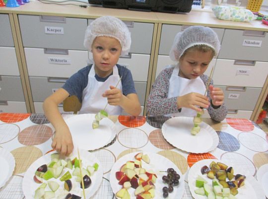 GR. III szaszłyki owocowe